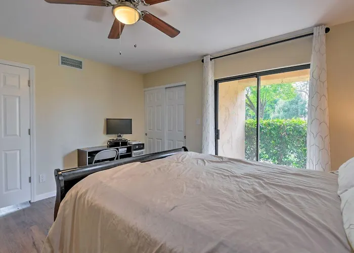 Retreat W/ Patio & Greenbelt Views! Dom wakacyjny *
